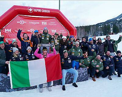 squadra italiana festeggia il secondo piazzamento