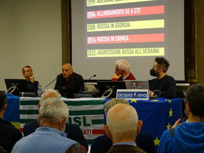 Cuneo, grande pubblico per la tavola rotonda “No alla guerra: dalle cause alle conseguenze”