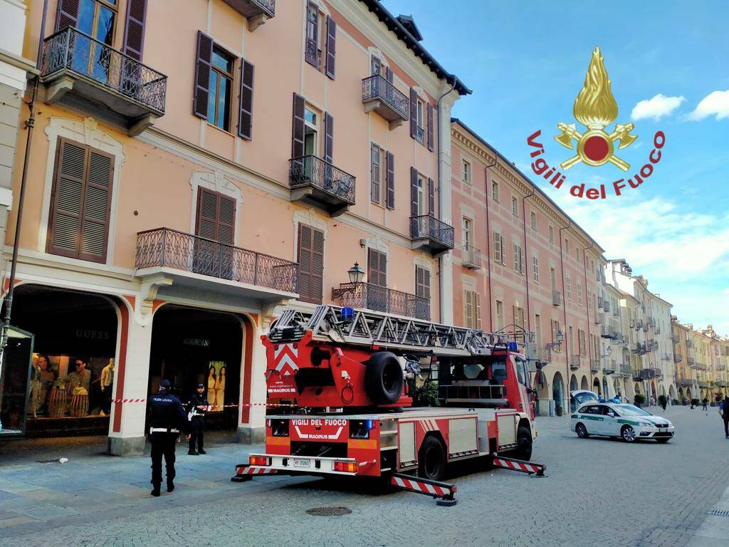 Mobilitazione di vigili del fuoco a Cuneo per il vento: passante ferito da una persiana divelta in piazza Galimberti