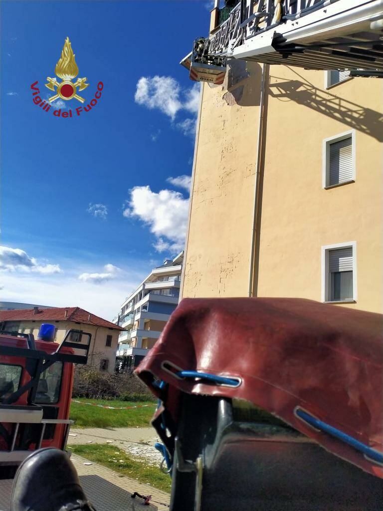 Mobilitazione di vigili del fuoco a Cuneo per il vento: passante ferito da una persiana divelta in piazza Galimberti