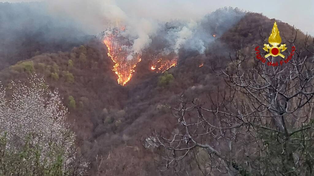 Bruciano le alture di Isasca: mobilitazione di vigili del fuoco per fermare i due fronti dell’incendio