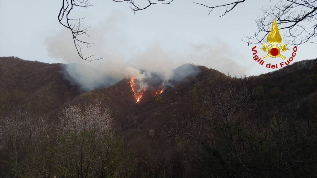Bruciano le alture di Isasca: mobilitazione di vigili del fuoco per fermare i due fronti dell’incendio