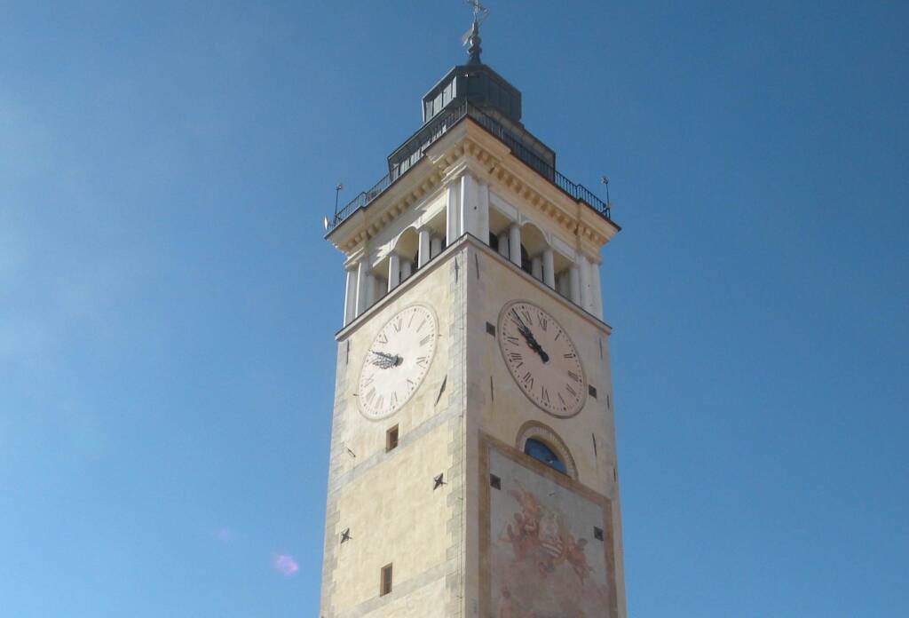 A Cuneo, la Torre Civica si illumina di blu per la Giornata Internazionale delle Lingue dei Segni