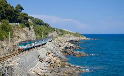 Voglia di mare: Piemonte e Liguria sempre più vicine con 18 treni in più nei weekend