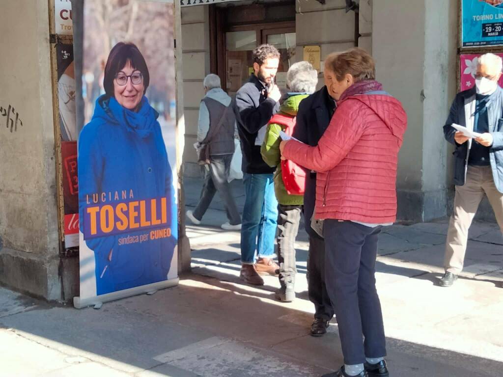 A Cuneo il volantinaggio per Luciana Toselli sindaca