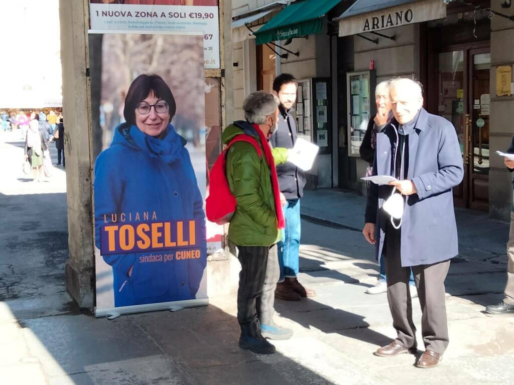 A Cuneo il volantinaggio per Luciana Toselli sindaca
