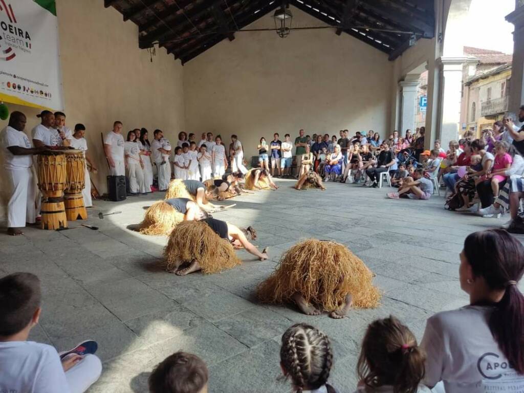 Costigliole Saluzzo, paese invaso dai bimbi per la giornata del gioco e per il festival di capoeira pedagogico
