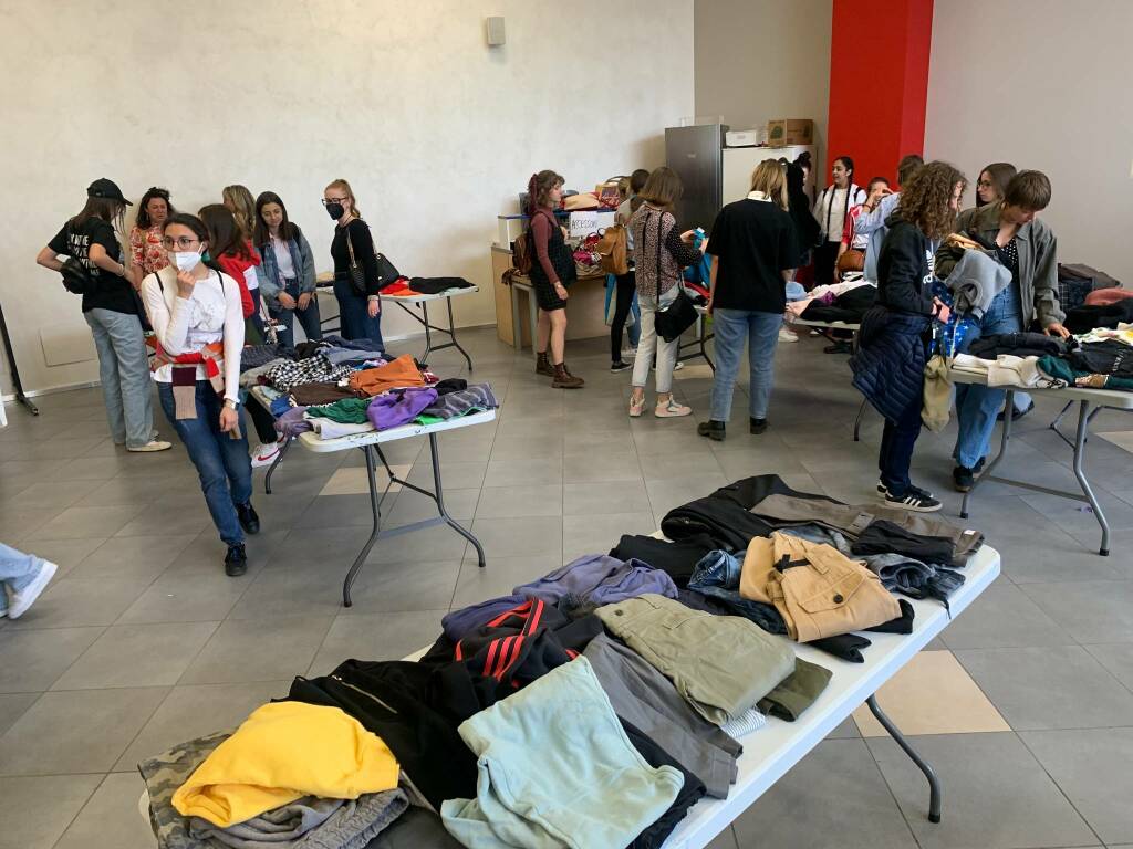 Savigliano, un migliaio di abiti usati tornano a nuova vita con lo swap party