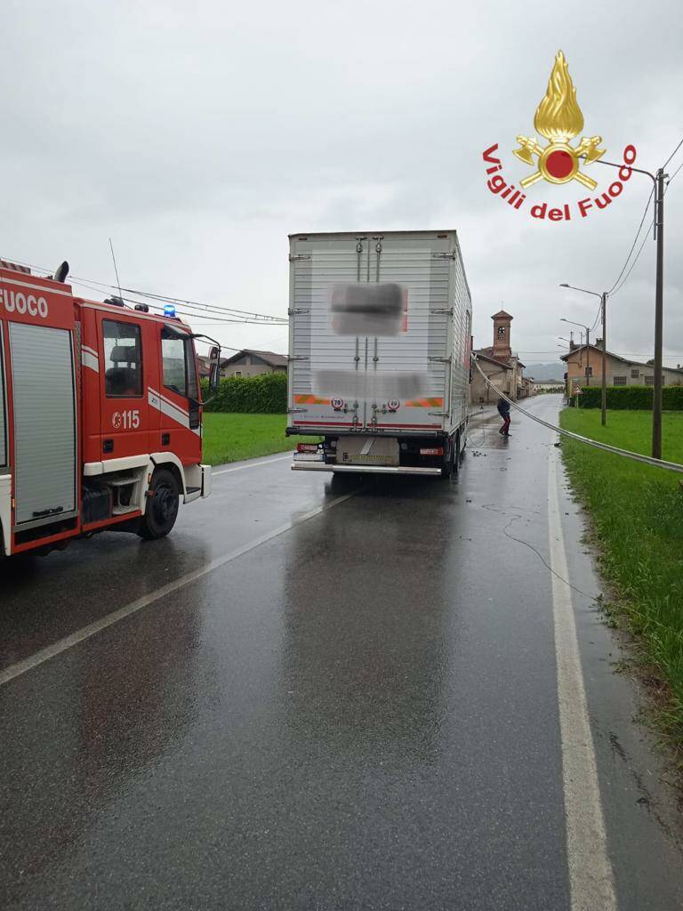 Scarnafigi, strada bloccata per camion contro cavo Telecom