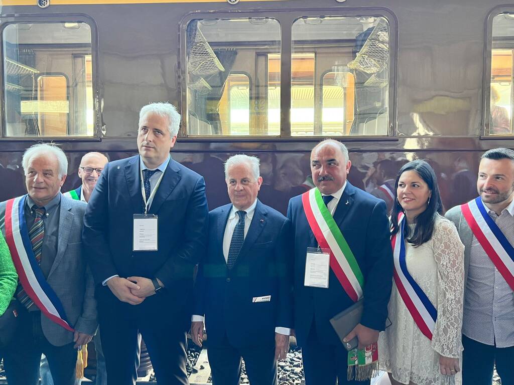 Arrivato in città il treno “Biancheri” che unisce Cuneo a Francia e Liguria, Borgna: “Abbiamo imboccato la strada giusta”