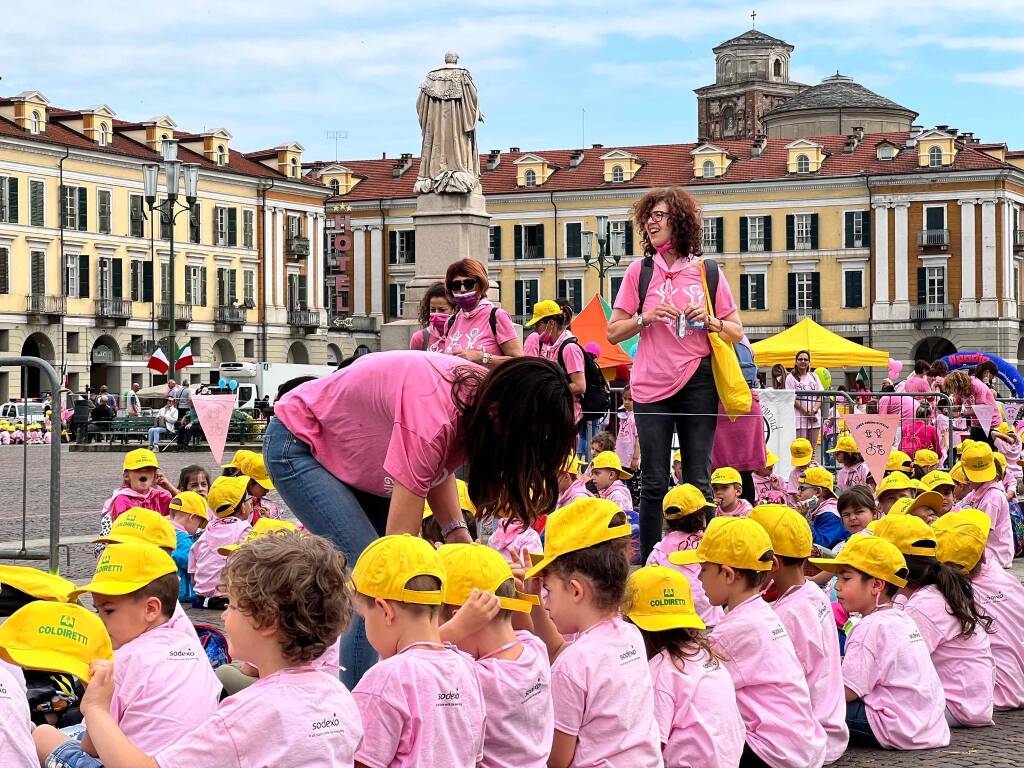 “Girino Rosa” dei bimbi dell’Infanzia di Cuneo, allegro corteo tinto di rosa e giallo