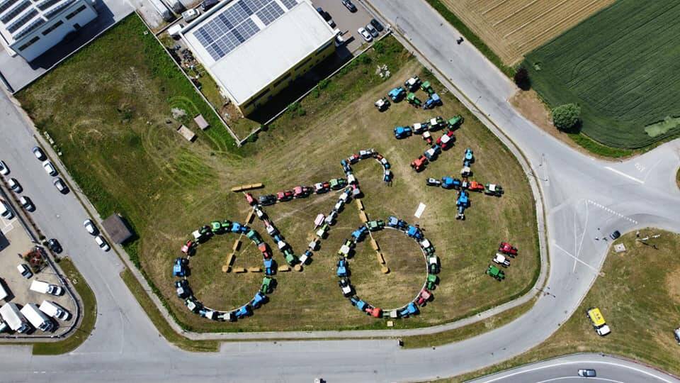 Un’enorme bicicletta fatta di trattori: Beinette accoglie il Giro d’Italia