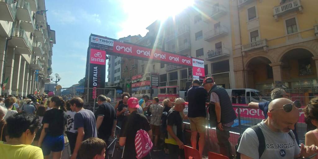Giro d’Italia, Arnaud Demare vince in volata la tappa Sanremo Cuneo