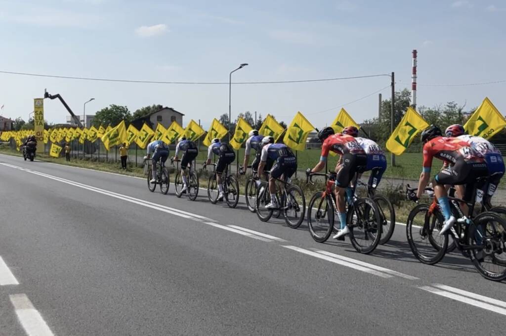 I giovani della Coldiretti hanno accolto con un tripudio di bandiere i campioni del Giro a Cuneo