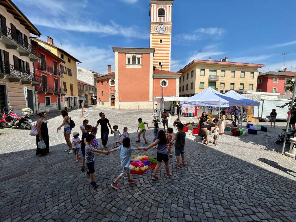 Musica e giochi sotto il sole: così Boves fa il pieno di visitatori nel giorno del mercato