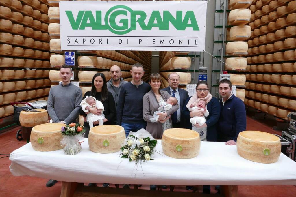 Una foto della seconda edizione (2019) dell’iniziativa della Valgrana: le famiglie dei bimbi premiati con il presidente della Valgrana, Franco Biraghi
