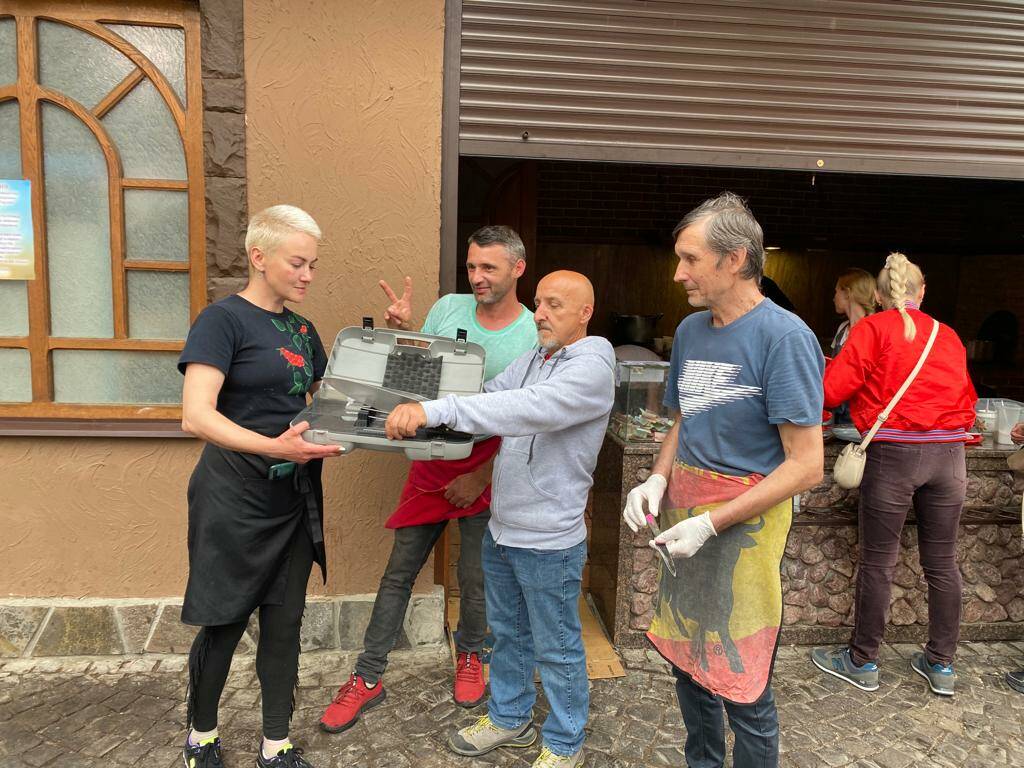 Da Villanova Mondovì in Ucraina a cucinare per gli sfollati di Mukacheve