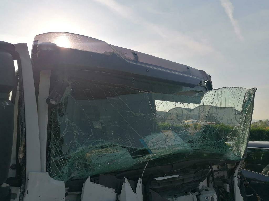 Alba, tamponamento tra mezzi pesanti: un autista liberato dai Vigili del fuoco