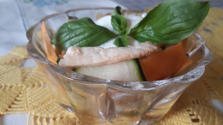 insalata di pollo, carote, cetriolo con salsa allo yogurt greco