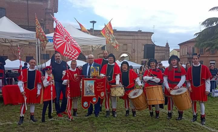 Il gruppo sbandieratori e musici Borgo San Martino di Saluzzo in trasferta a Piossasco