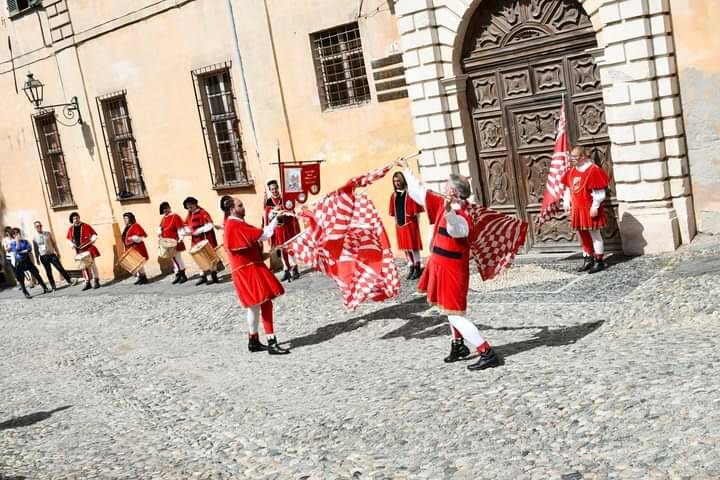 Il gruppo sbandieratori e musici Borgo San Martino di Saluzzo in trasferta a Piossasco