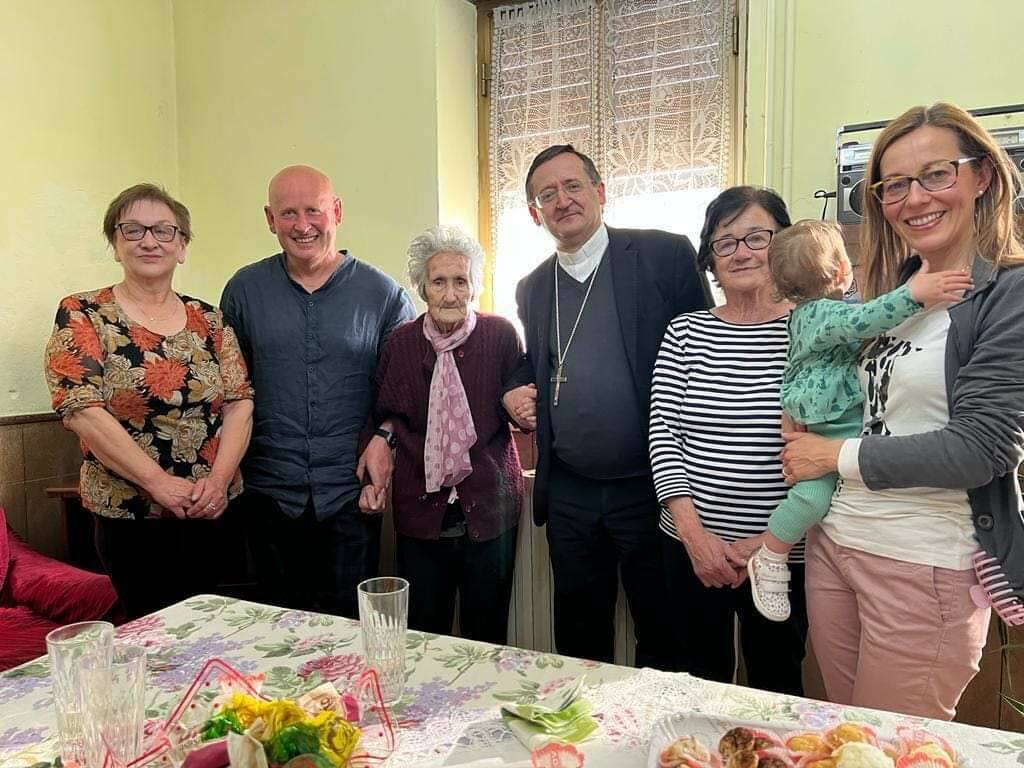 Il Vescovo Bodo incontra la centenaria “nonna” Anna di Torre San Giorgio