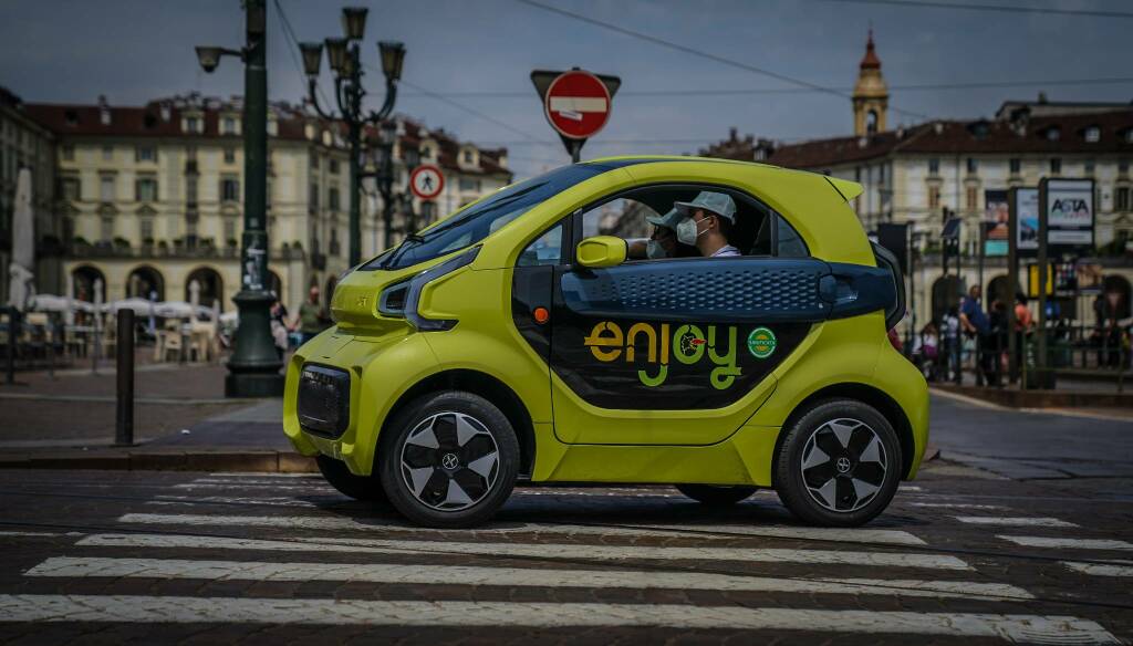 Eni: nella Città di Torino la flotta Enjoy diventa elettrica con l’arrivo di 100 city car XEV YOYO