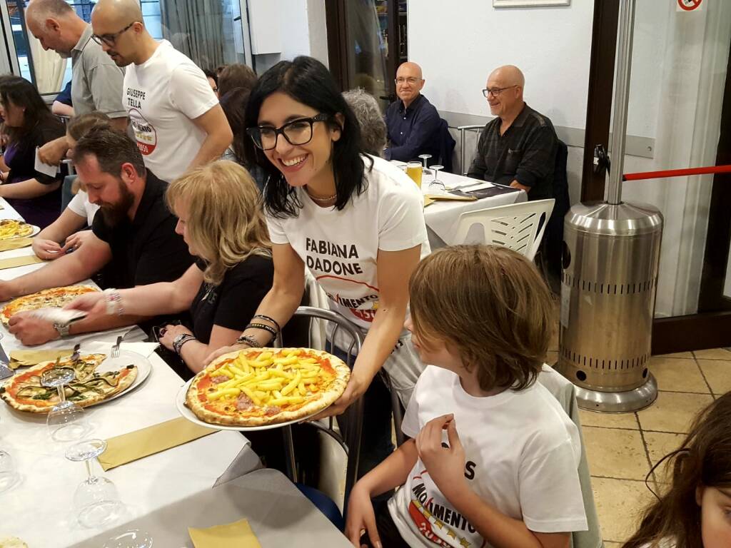 Fabiana Dadone serve la pizza e Silvia Cina alla tastiera: le immagini della serata pentastellata
