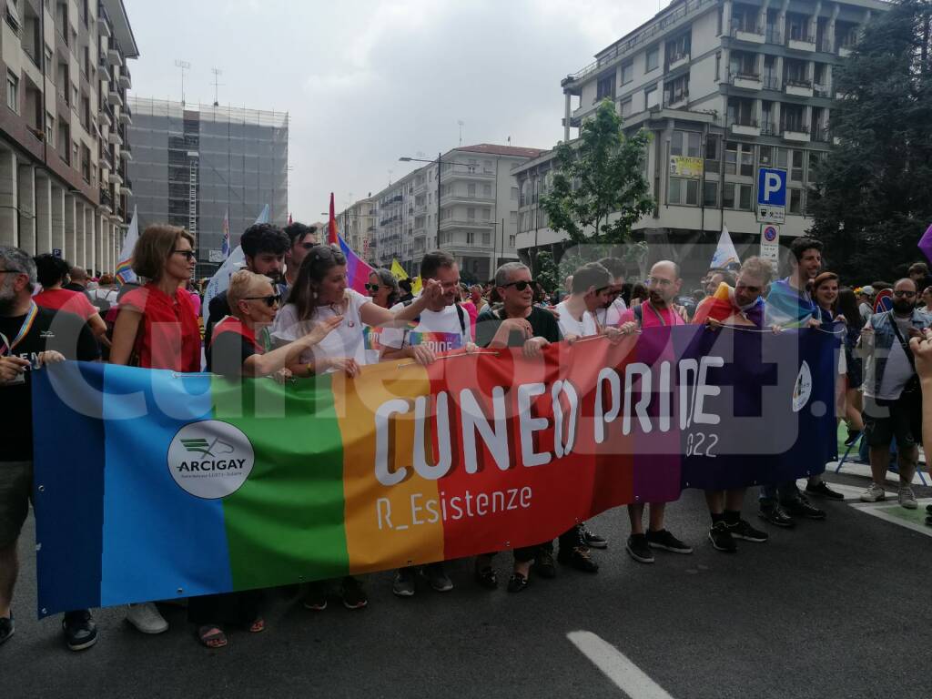 Cuneo si tinge di arcobaleno in nome della piena parità di diritti