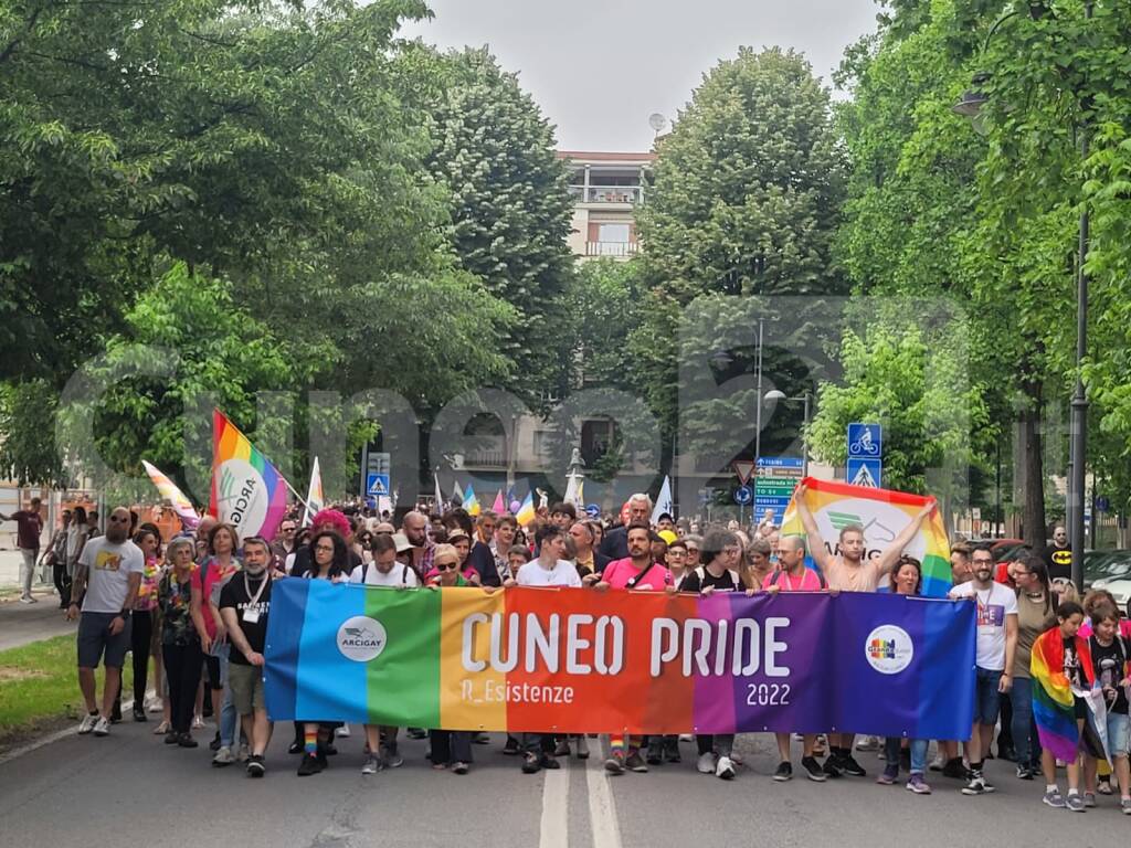 Un fiume arcobaleno attraversa Cuneo: al Pride sono in migliaia