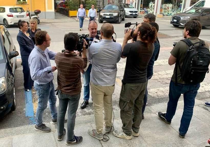 Roberto Calderoli a Cuneo attorniato dai cineoperatori (foto dalla sua pagina facebook)