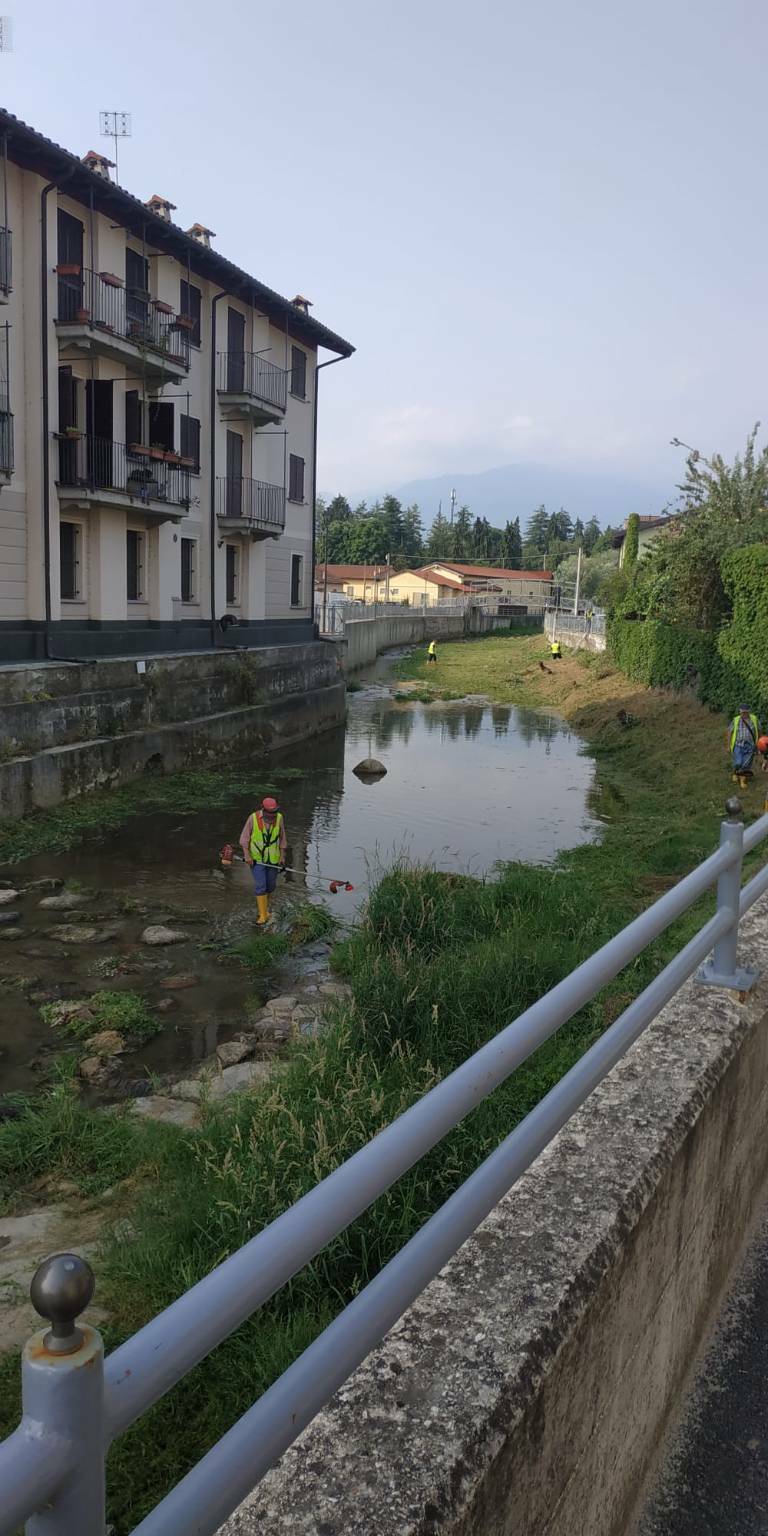 Beinette, volontari Protezione Civile puliscono alveo torrente Josina in centro paese