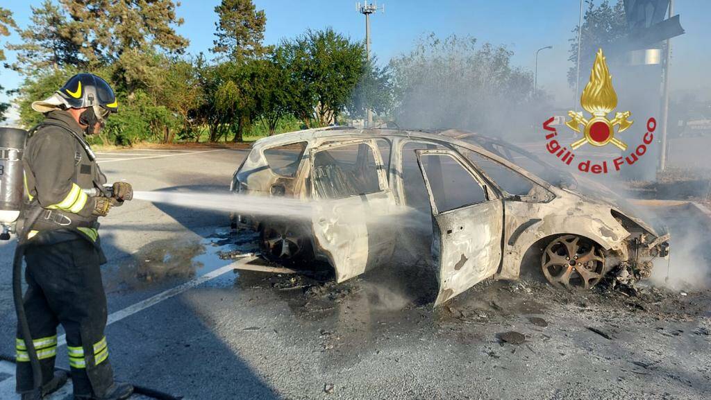 Auto in fiamme all’area di servizio Rio Colorè sulla A6 Torino-Savona
