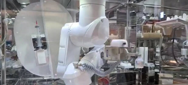 Il robot della Farmacia del Santa Croce e Carle di Cuneo compie due anni