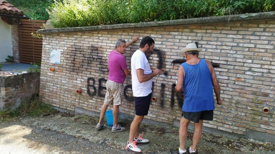 Vandali imbrattano muro a Castelletto Stura. Il sindaco: “totale disprezzo dei beni comuni”