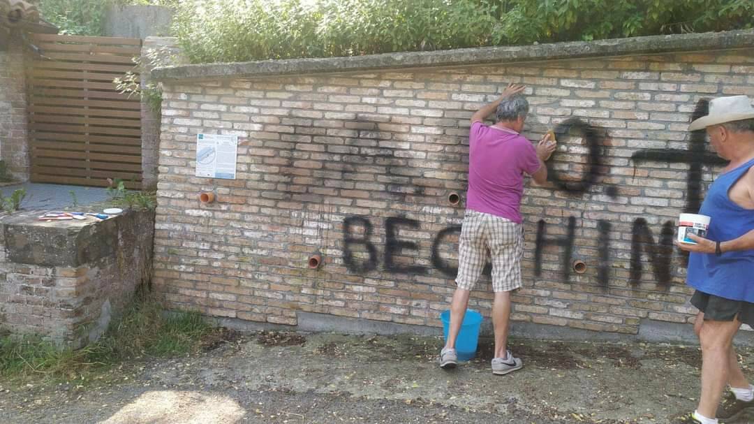 Vandali imbrattano muro a Castelletto Stura. Il sindaco: “totale disprezzo dei beni comuni”