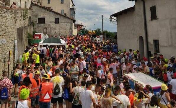 Colori, musica e tanta voglia di stare insieme al “Carnevale estivo” di Bastia Mondovì