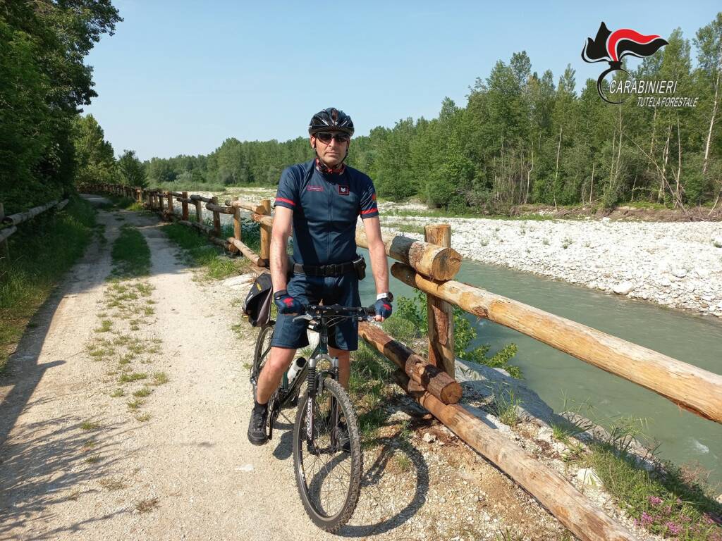 I Carabinieri Forestali in bicicletta nelle aree verdi di Cuneo