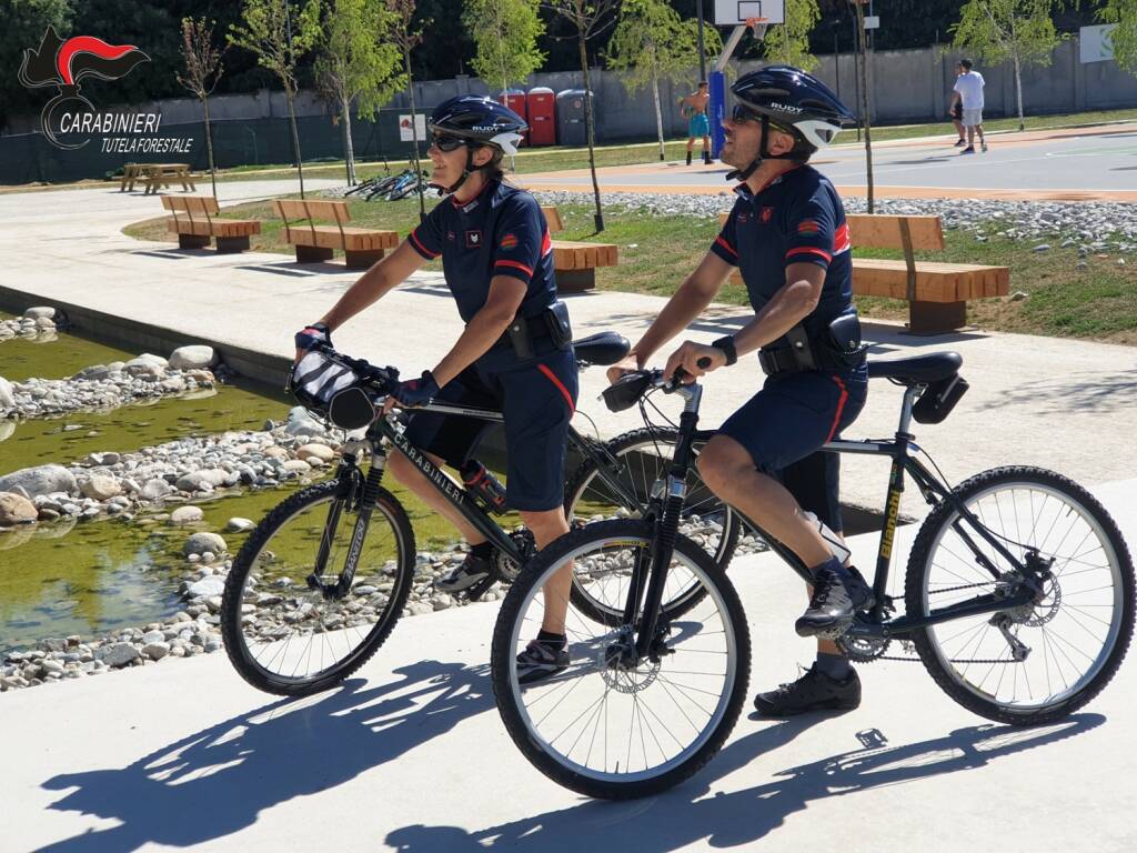 I Carabinieri Forestali in bicicletta nelle aree verdi di Cuneo