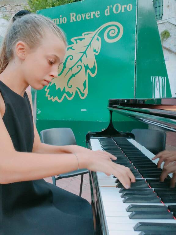Giovane pianista di Venasca trionfa a concorso internazionale in Liguria