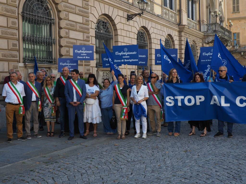 Cuneo, le imprese scendono in piazza contro il “caro bollette”