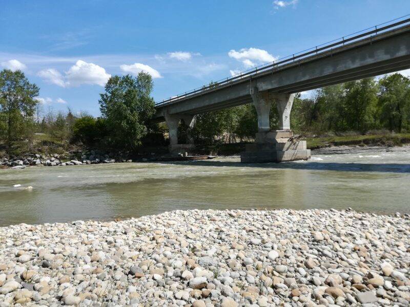 Lavori di consolidamento al ponte sul fiume Tanaro a Baraccone di Neive