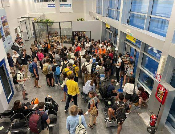Ryanair cancella il volo di venerdì da Cuneo per Roma, oltre 100 persone lasciate a terra