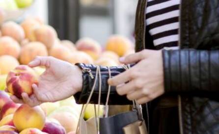 Frutta: prezzi alle stelle per le famiglie (+30%) ma i frutticoltori sono sottopagati