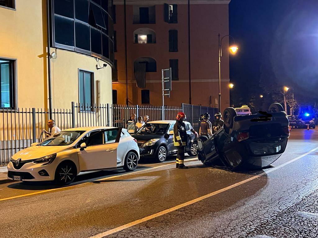 Auto si cappotta in centro a Cuneo e compattatore di rifiuti in fiamme a Villafalletto