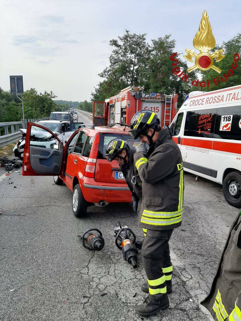 Due auto si scontrano sul ponte tra Castelletto Stura e Centallo