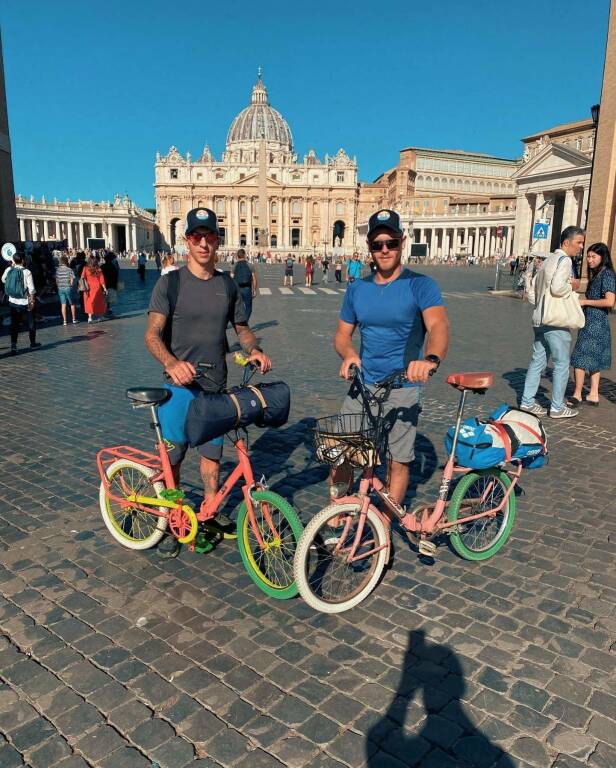 Partiti da Peveragno, Fabio e Andrea sono arrivati a Roma sulle loro bici Graziella