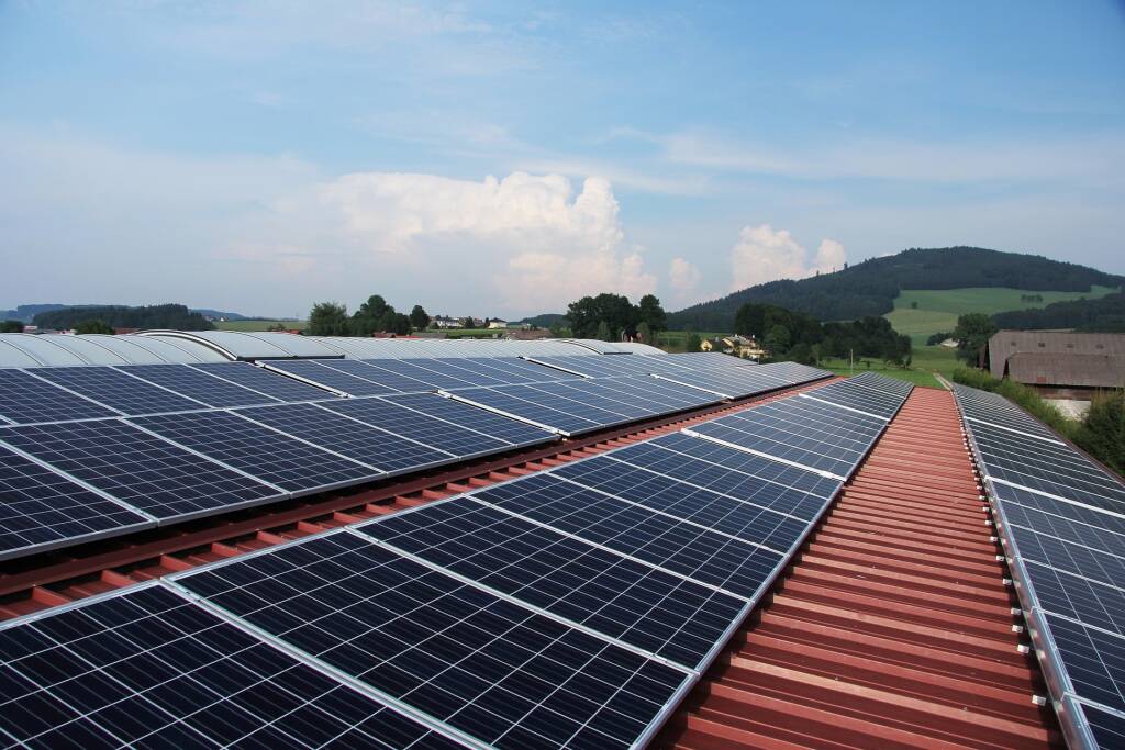 Un impianto fotovoltaico installato su un tetto (foto: archivio Autorivari)