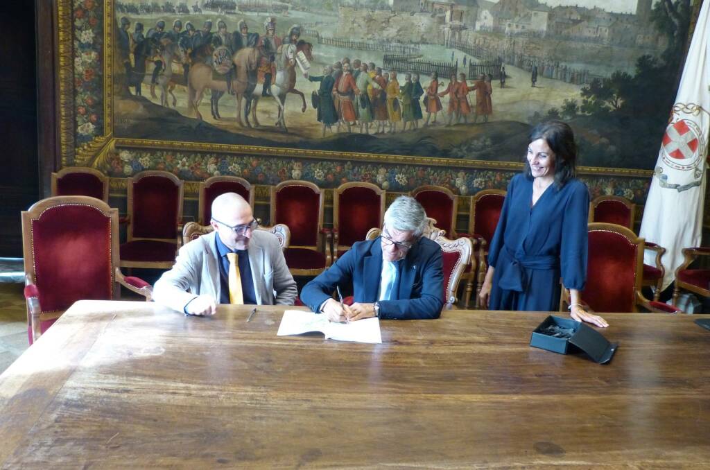 firma dell’accordo di Partenariato (Gimmi Basilotta, presidente dalla Compagnia il Melarancio, con Bruno Giraudo, Dirigente del settore Cultura, e l’Assessora alla Cultura Cristina Clerico)