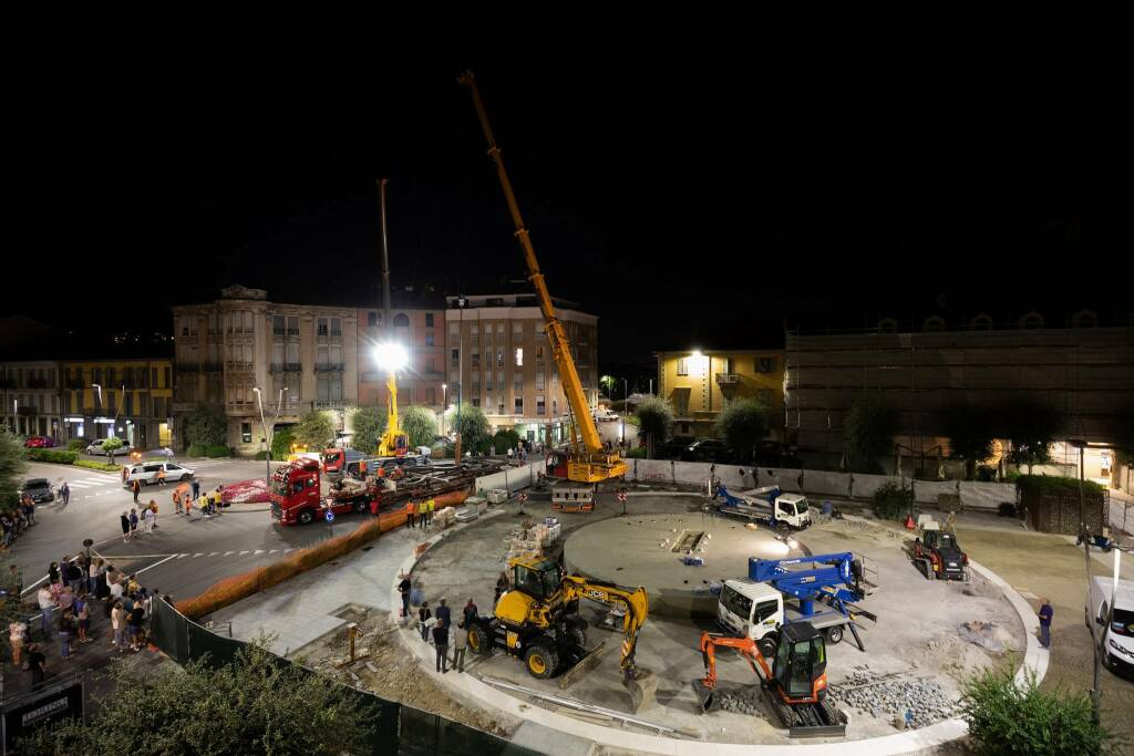 “Alba”, l’opera dono della famiglia Ferrero installata sulla fontana nella notte